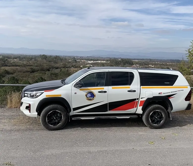 Camioneta Hilux 4x4 de Lausof equipada para ingreso a mina