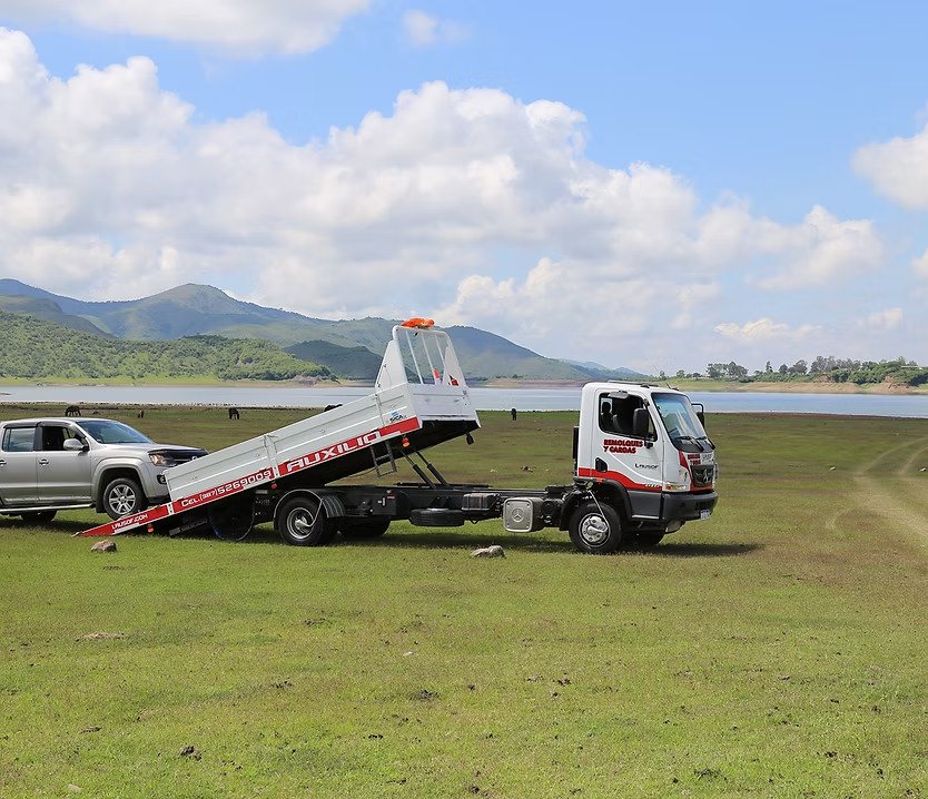 Grúa de plancha de Lausof trasladando una camioneta por la ruta