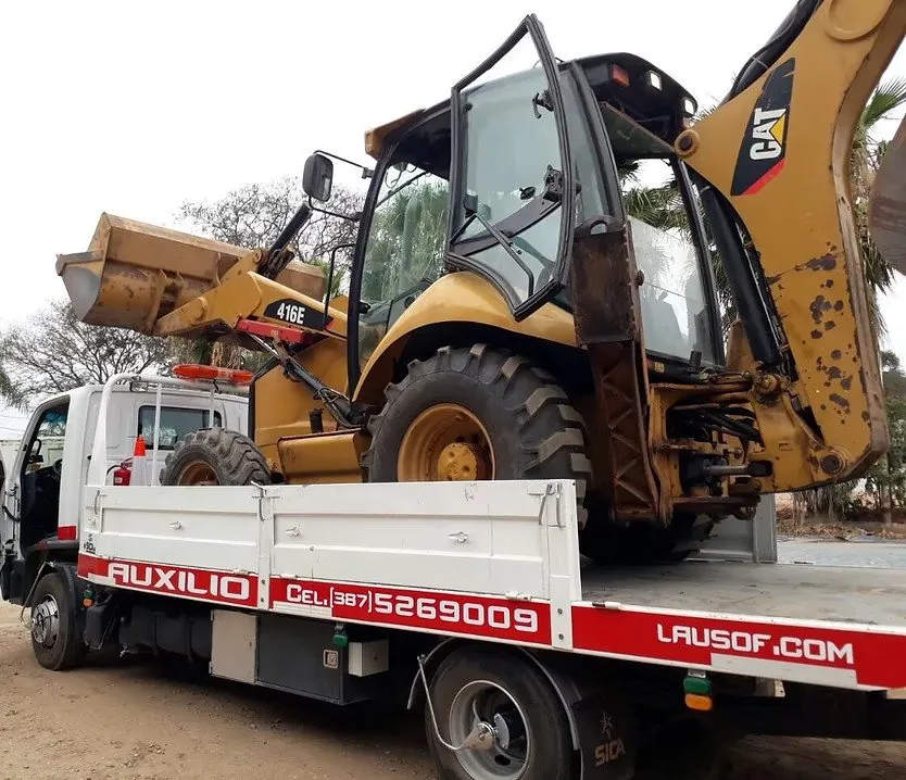 Grúa de plancha de Lausof trasladando una retroexcavadora