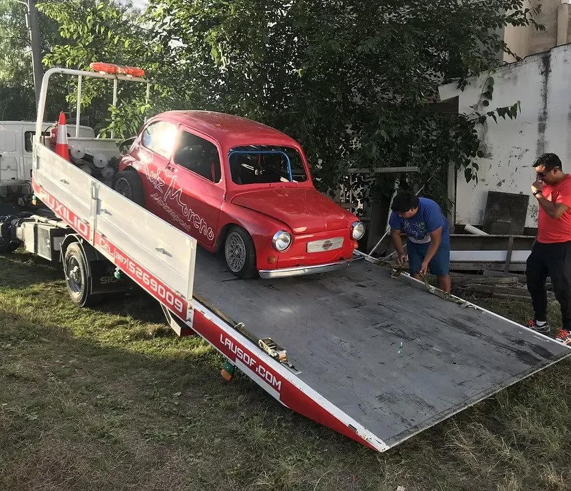 Grúa de plancha de Lausof cargando un Fiat 600 de competición
