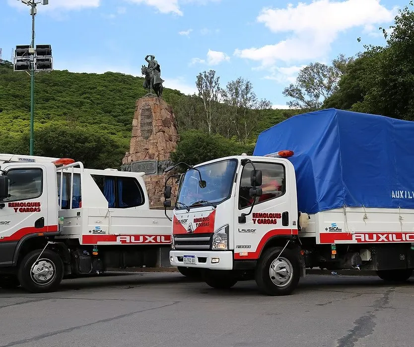 Camiones de Lausof frente al monumento a Güemes, en Salta
