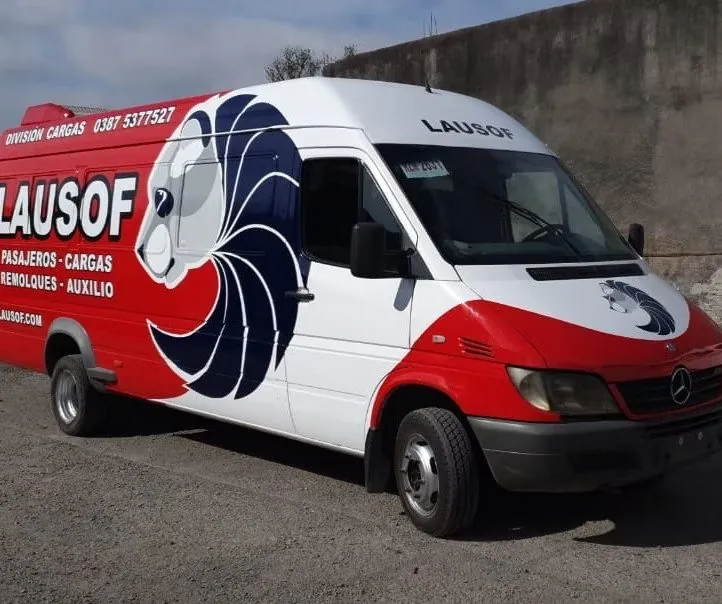 Furgón de cargas de Lausof con la marca de la empresa
