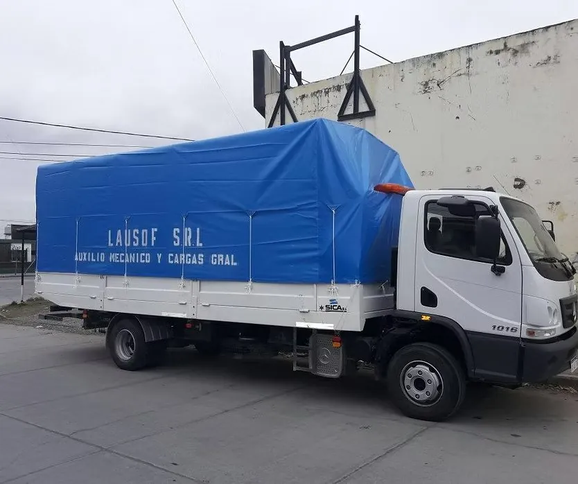Camión con lona de Lausof para cargas generales en la ciudad de Salta