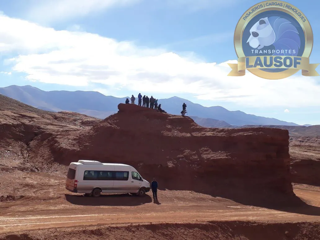 Grupo de pasajeros junto a una combi de Lausof en un mirador del norte argentino