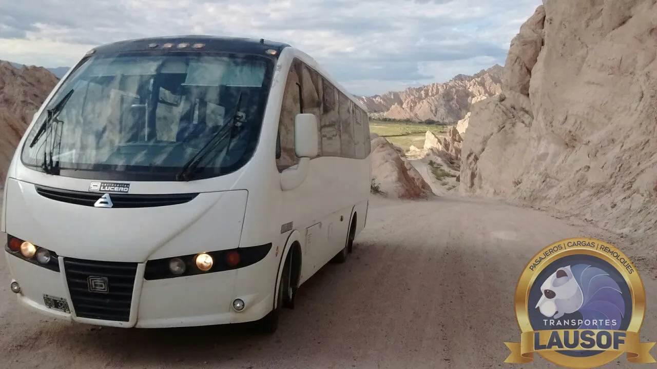 Minibús de Lausof en un camino de la Quebrada de las Flechas, en ruta por el NOA