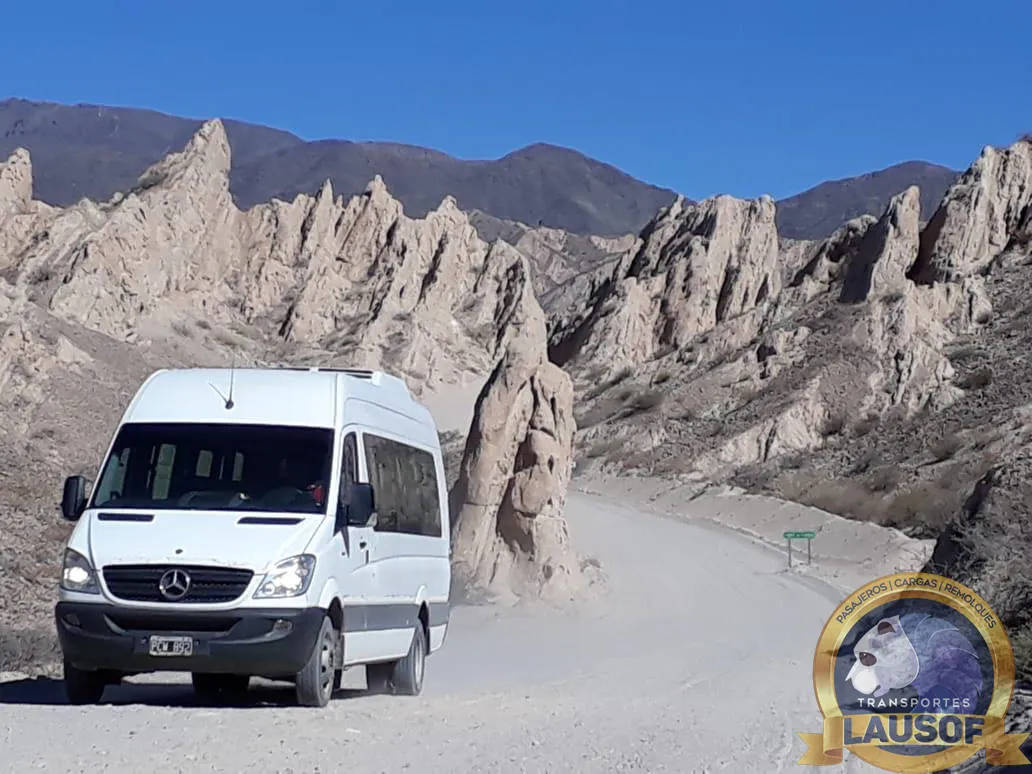 Combi de Lausof en la Ruta 40, en el tramo Cachi–Cafayate