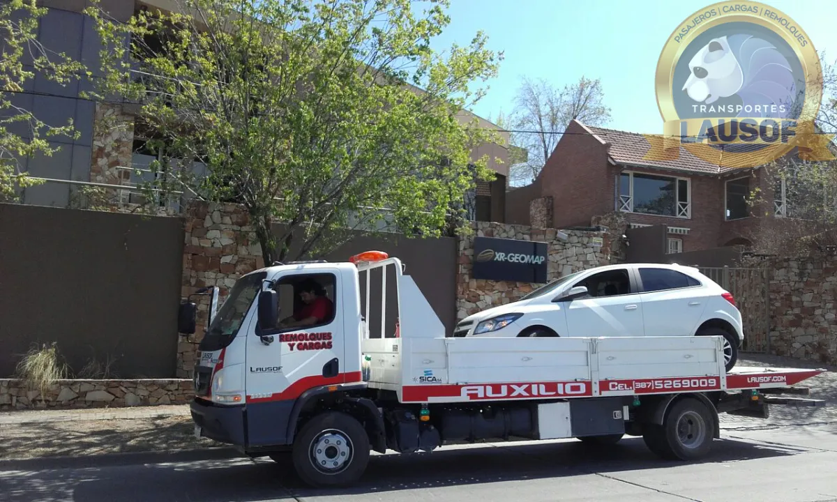 Grúa de Lausof remolcando automóviles