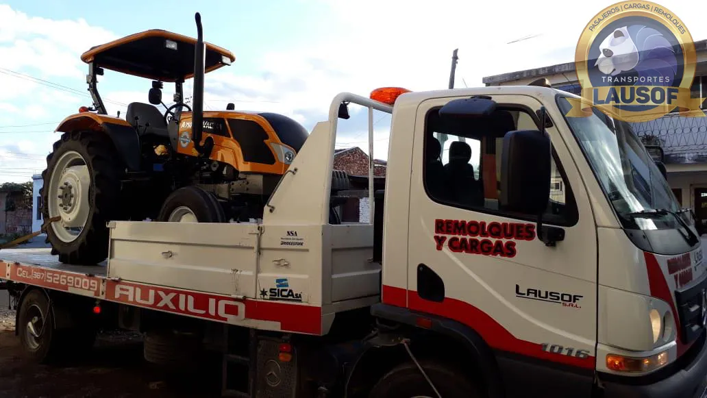 Grúa de plancha de Lausof trasladando un tractor