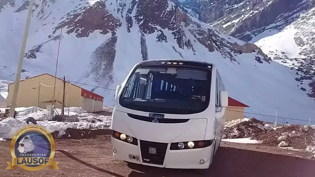 Minibús de Lausof en un camino nevado