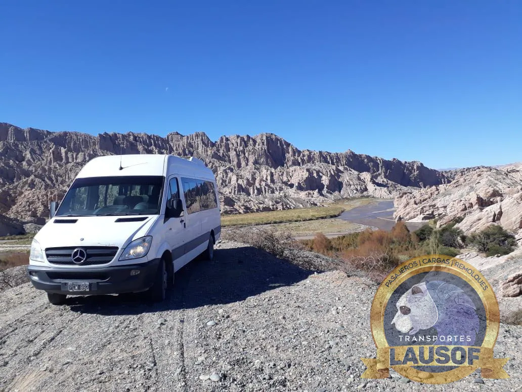 Pasajeros junto a una combi de Lausof en una excursión a Cafayate
