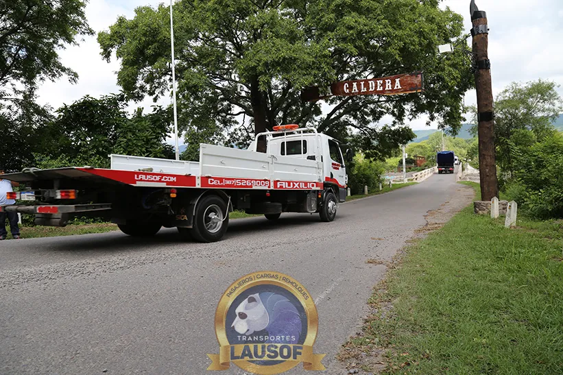 Grúa de auxilio mecánico de Lausof con un vehículo cargado