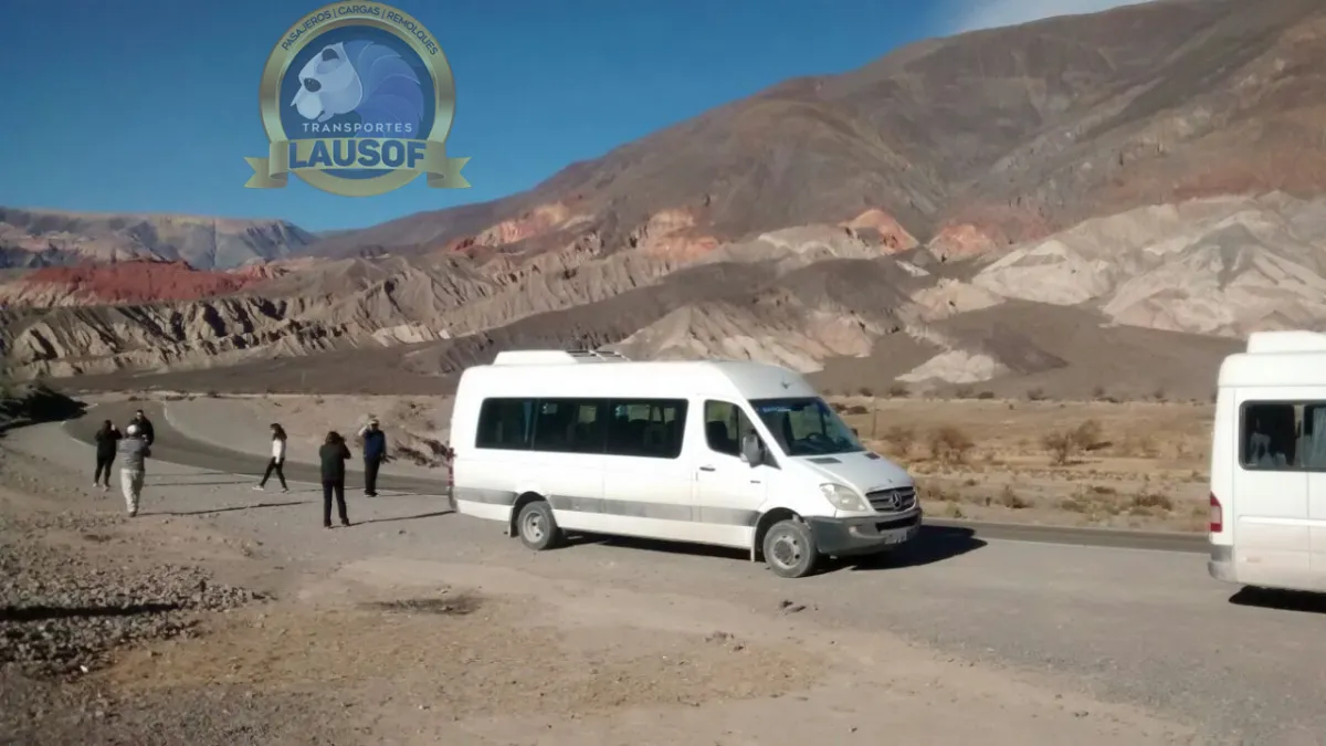 Vehículo de Lausof frente al Cerro de los Siete Colores, en Purmamarca