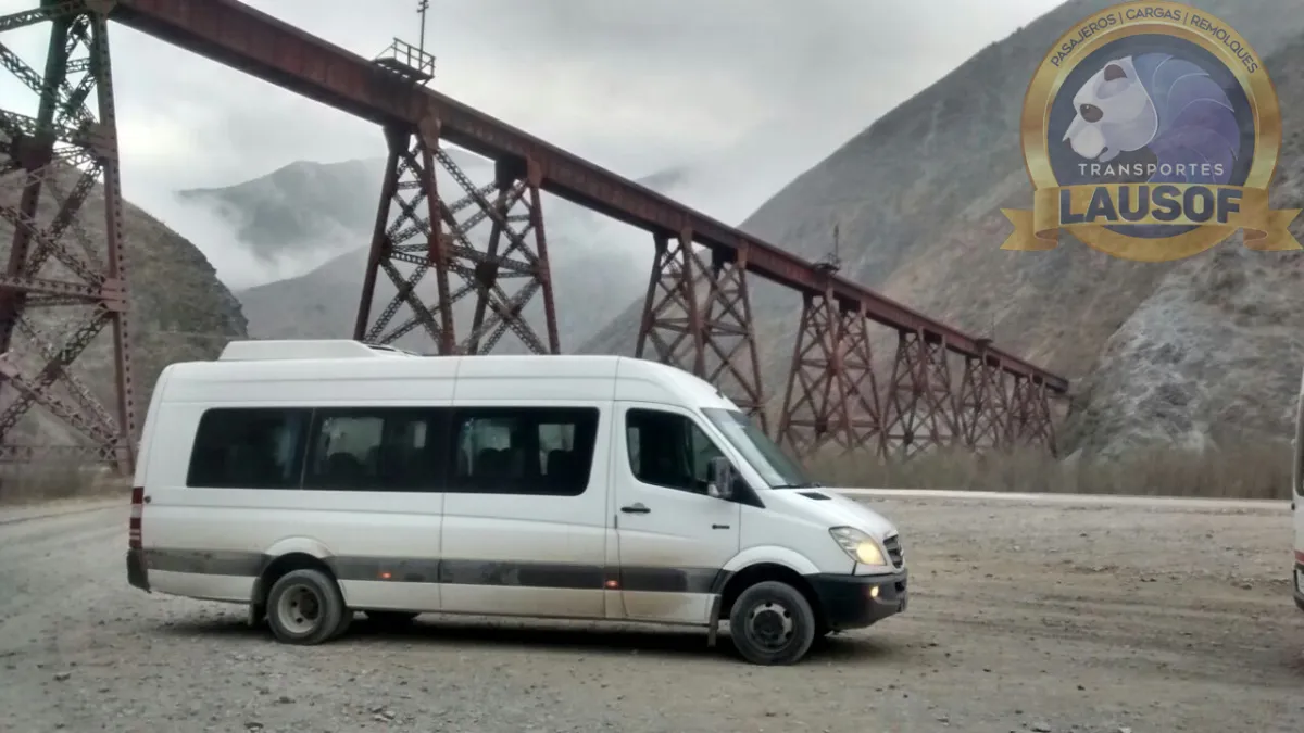 Combi de Lausof en San Antonio de los Cobres, en la puna salteña
