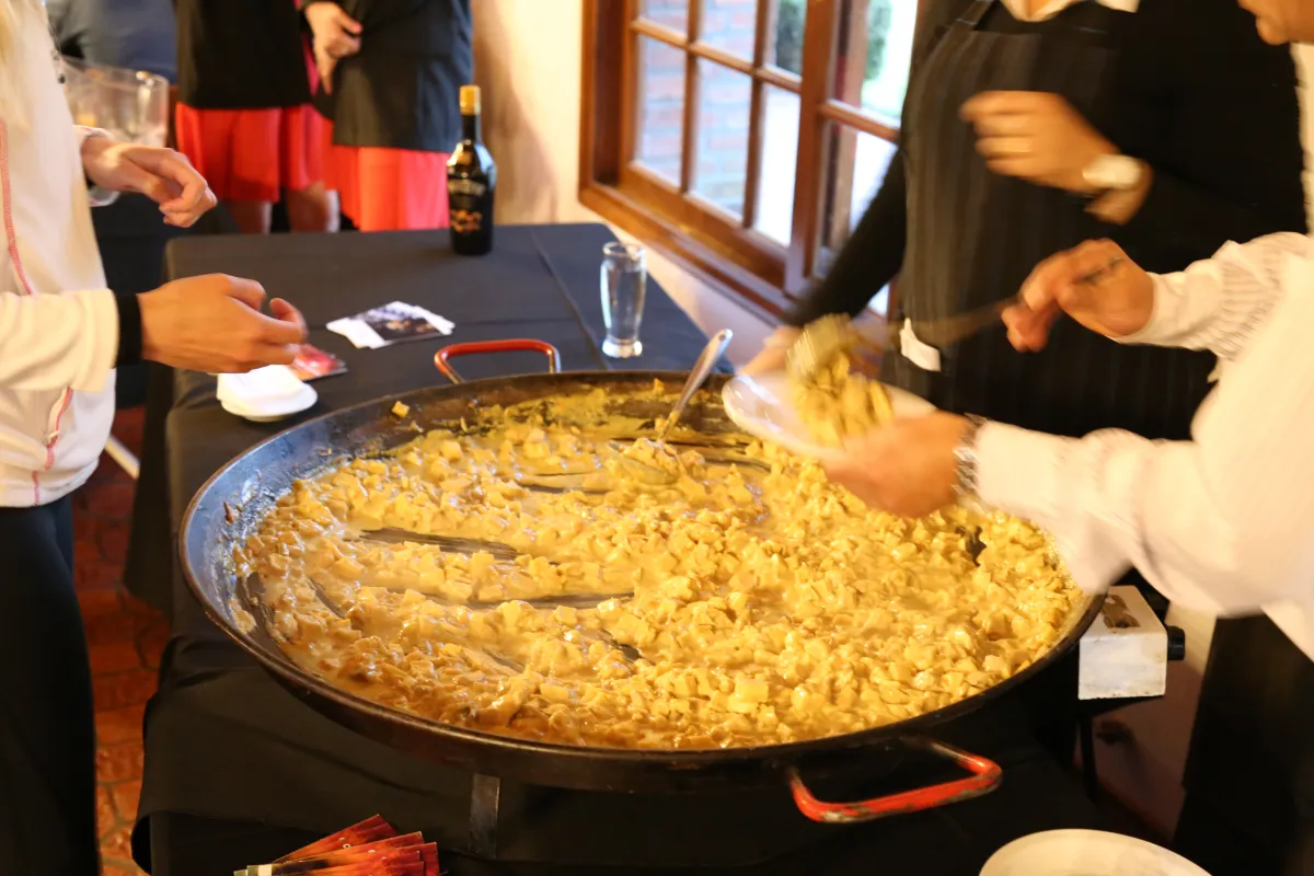 Paella servida durante la cena del torneo