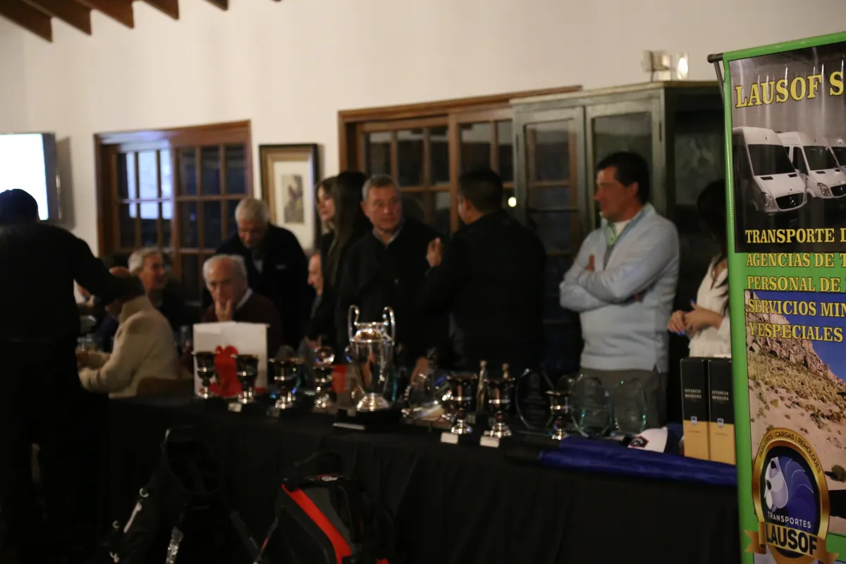 Banner de Lausof junto a la mesa de premios del torneo