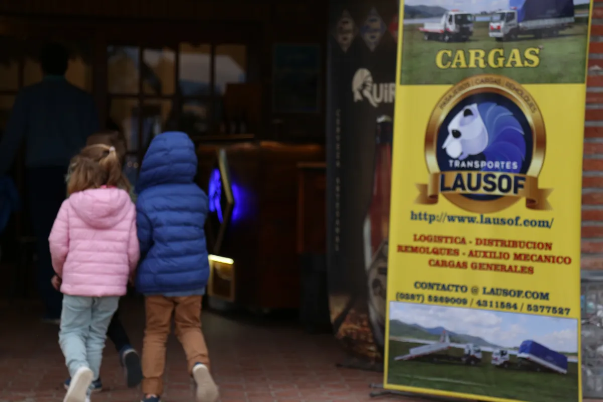 Banner de Transportes Lausof en el salón del club de golf