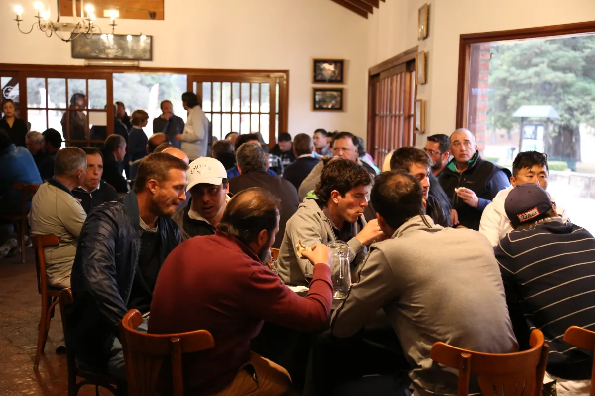 Cena de camaradería en el salón del club de golf