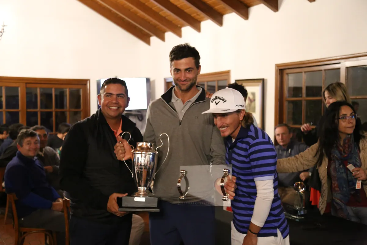 Jugadores premiados con sus trofeos