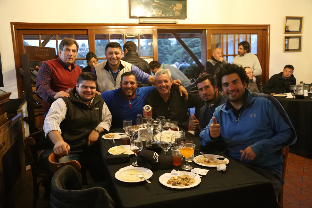 Mesa de jugadores durante la cena del torneo