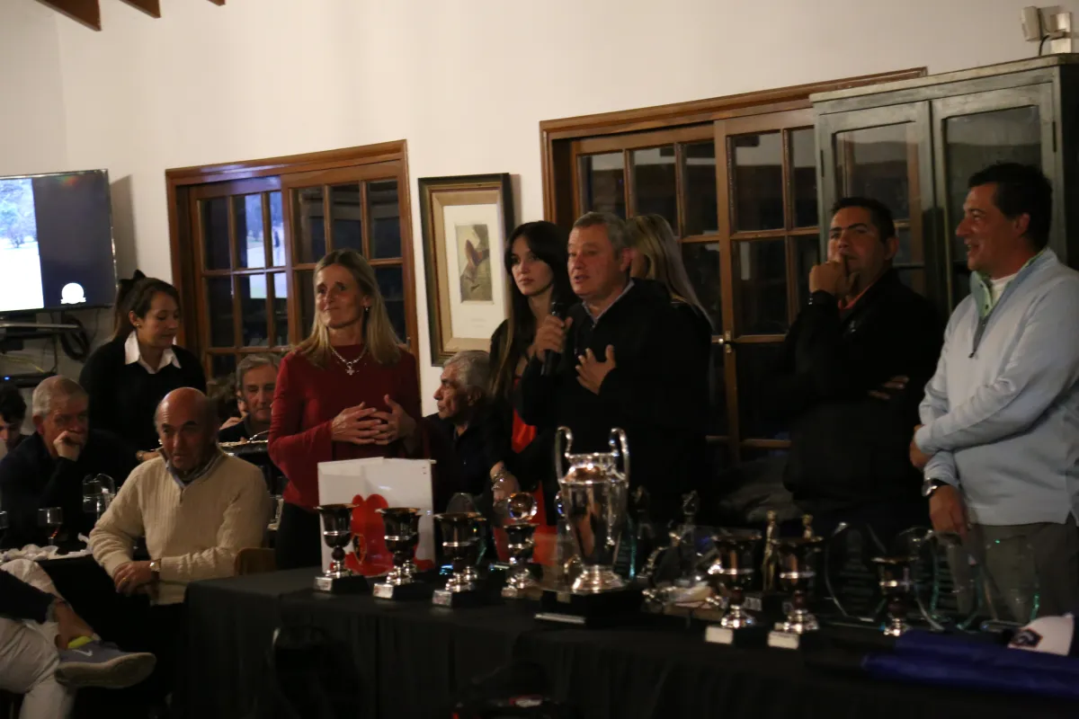 Mesa de trofeos del torneo de golf