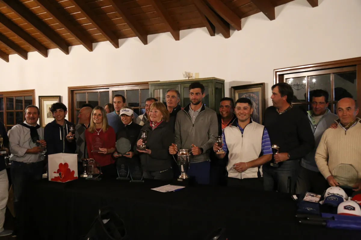 Grupo de premiados del torneo de golf