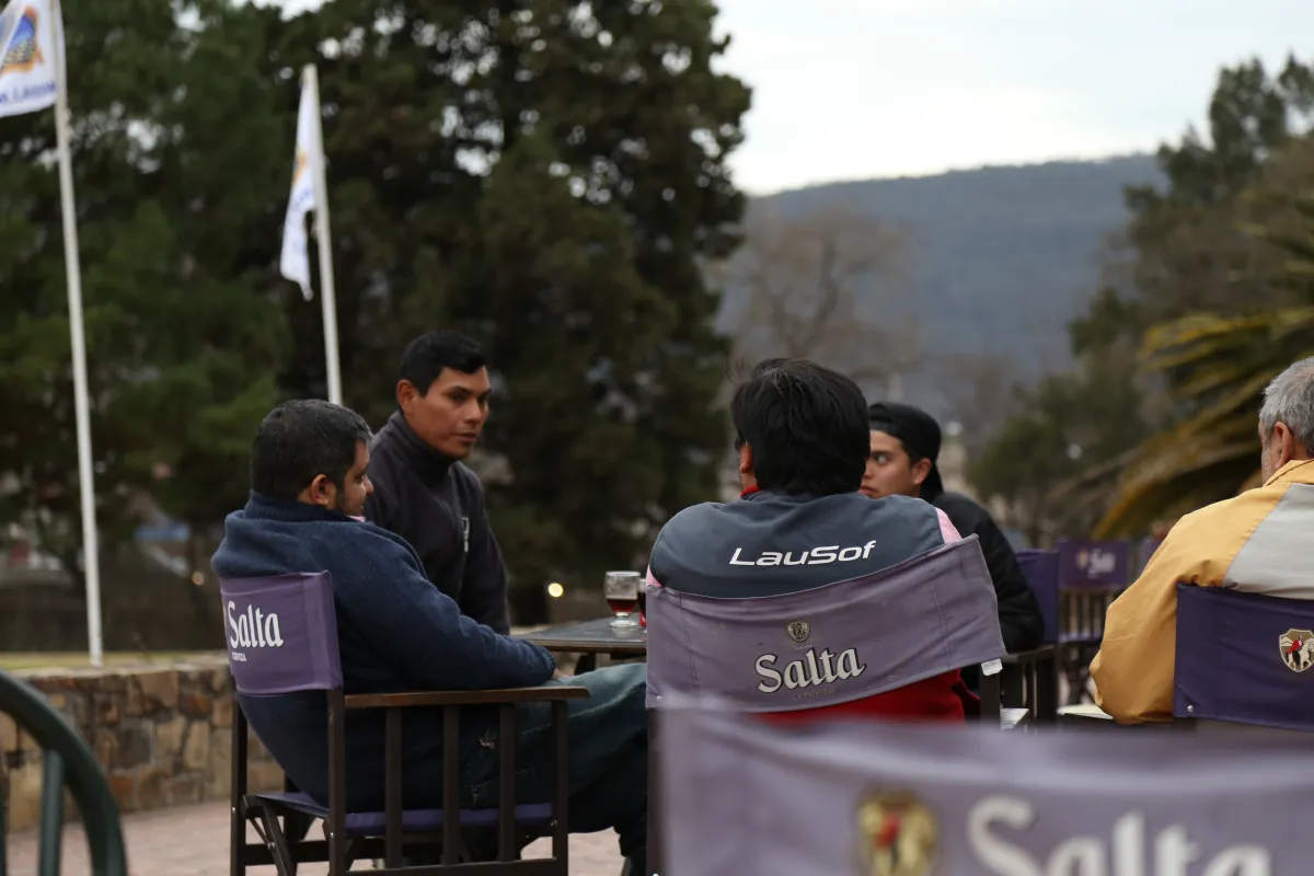 Terraza del club durante un torneo de golf, con banderas de Lausof y de Salta