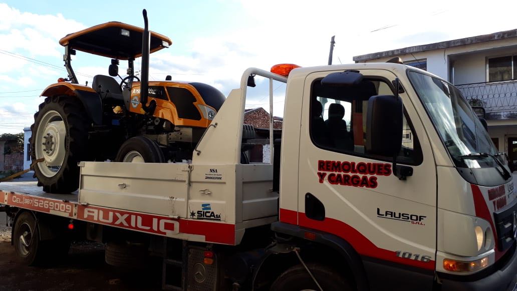 Grúa de plancha de Lausof trasladando maquinaria en la Puna salteña