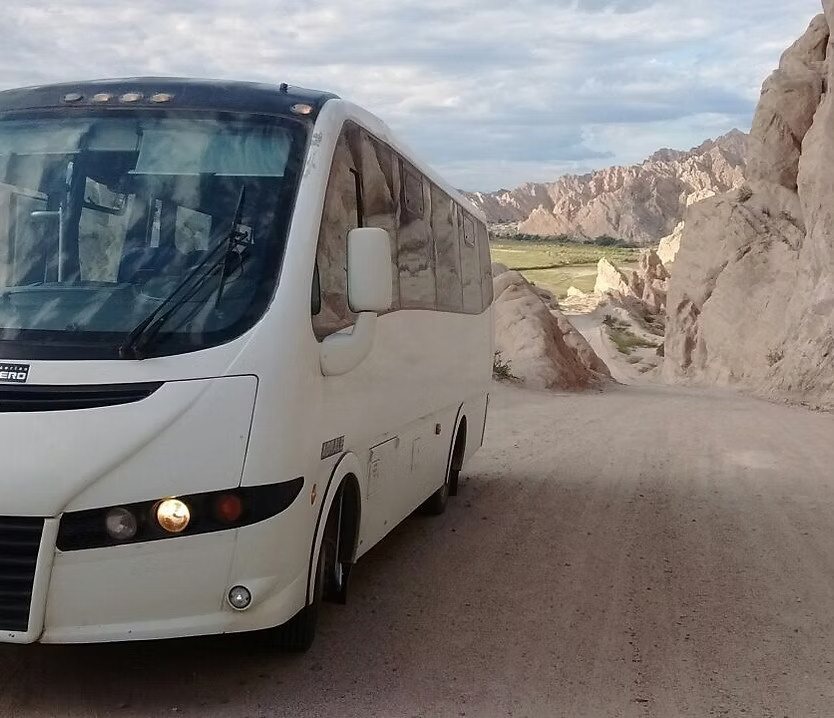 Combi de Lausof en la Quebrada, camino a un traslado de personal