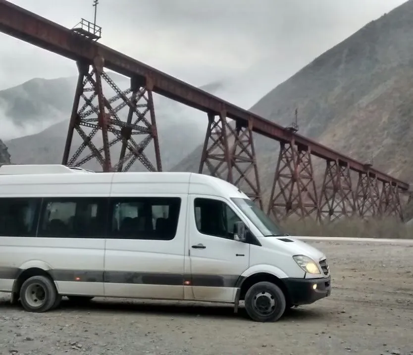 Combi de Lausof frente al viaducto La Polvorilla, en la Puna salteña