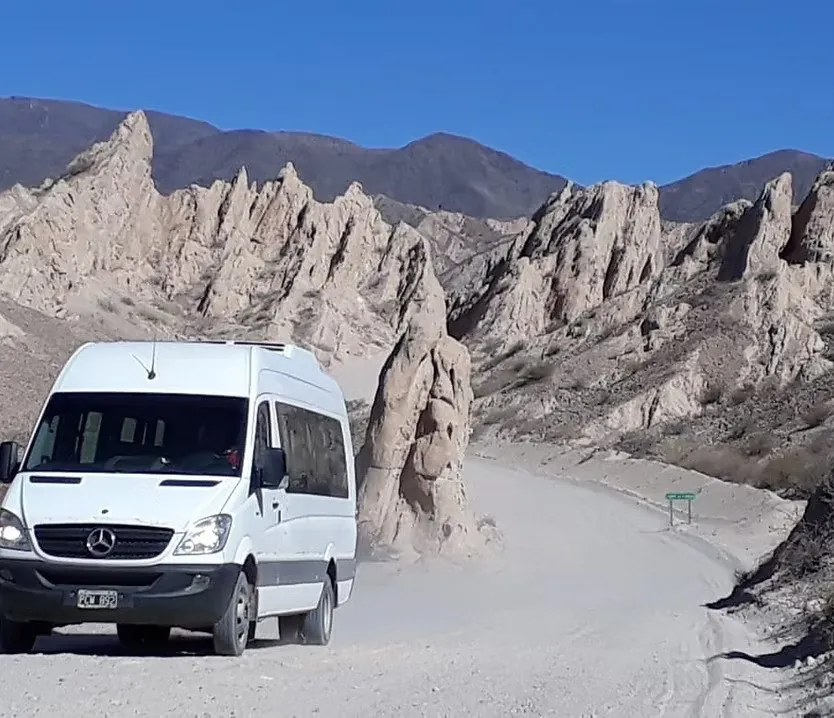 Combi de Lausof en la Quebrada de las Flechas, en un camino de ripio