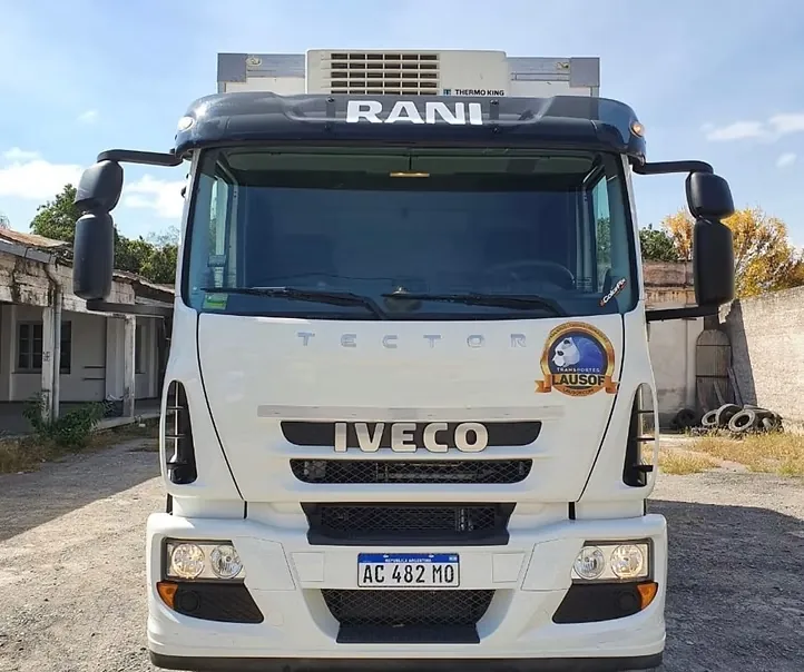 Frente del camión térmico Iveco de Lausof con equipo de frío Thermo King