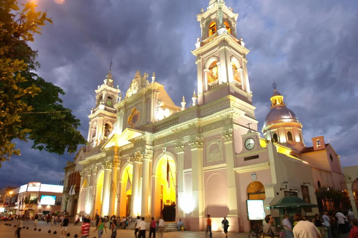 Catedral de Salta al atardecer, frente a la plaza 9 de Julio