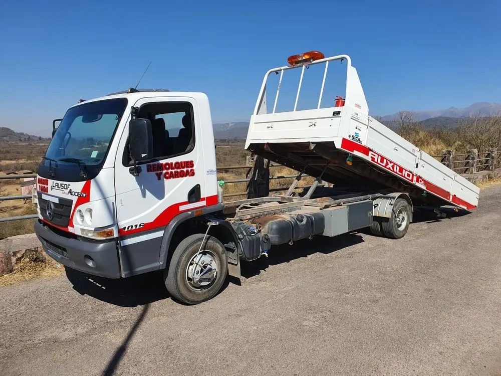 Mercedes-Benz Accelo 1016 — camión plancha con auxilio